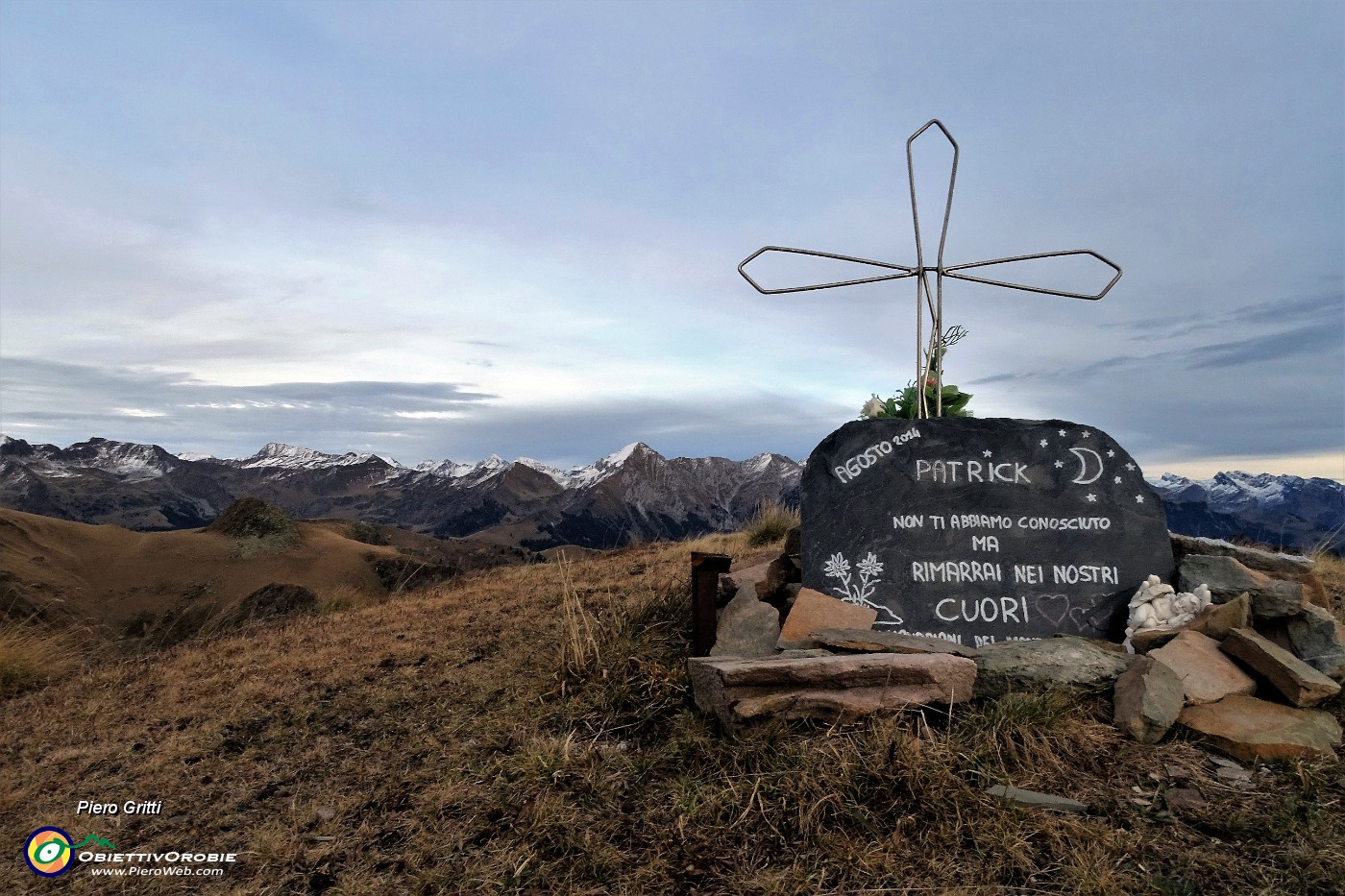 90 Su 'Il Cimetto' (1862 m) croce a ricordo con vista Ca' S. Marco-Fioraro.JPG -                                